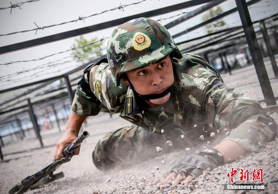 公安边防部队官兵在山东省公安边防总队后勤基地举行机动部队军事比武