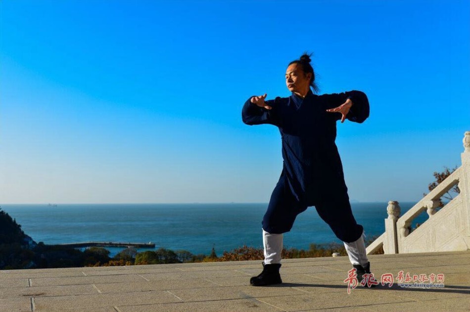 实拍崂山道士晨起舞剑练功_高清图集_新浪网