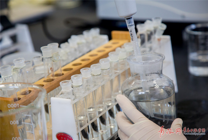 王泉是百发海水淡化公司的一名实验员,每天按照国家规定的生活饮用水