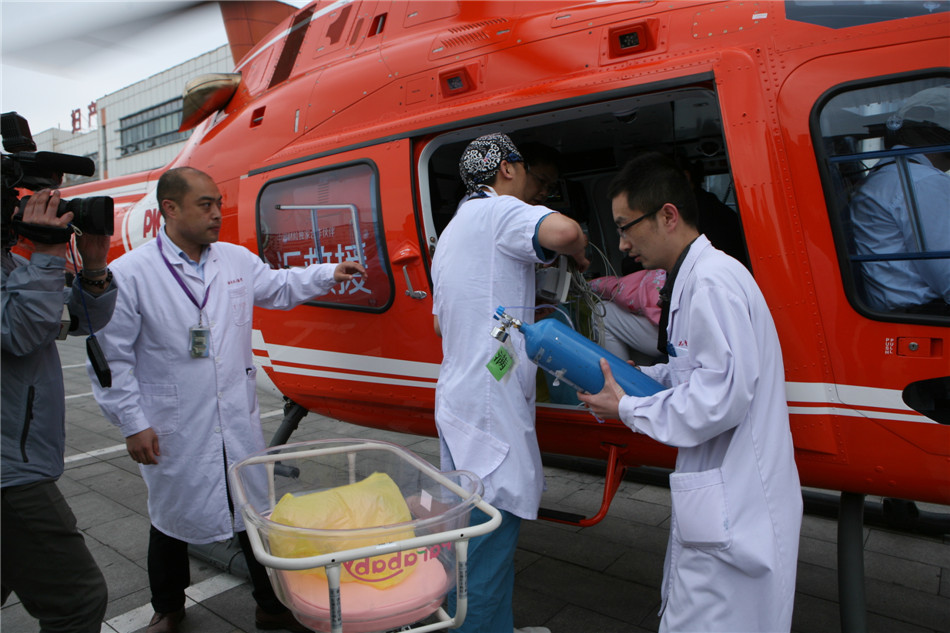 空中120开启32分钟生死救援