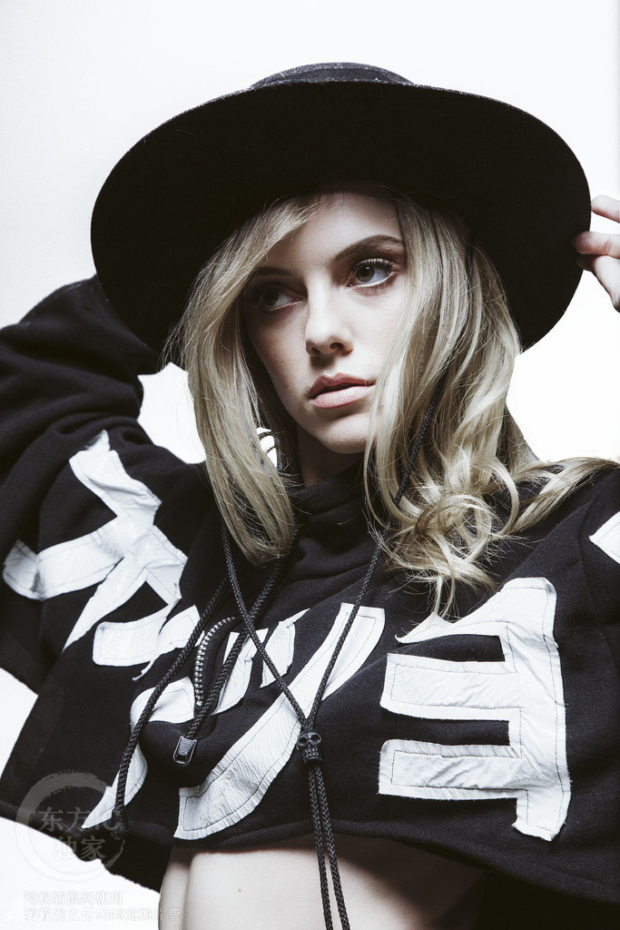 muse主唱马修-贝拉米新欢热辣写真