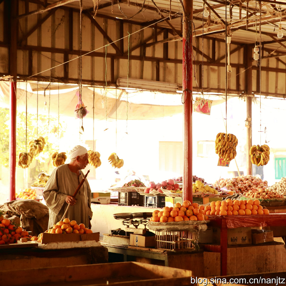 1 / 18 埃及并不富裕,在卢克索的农贸市场,设施陈旧,铺位也较乱,蔬菜