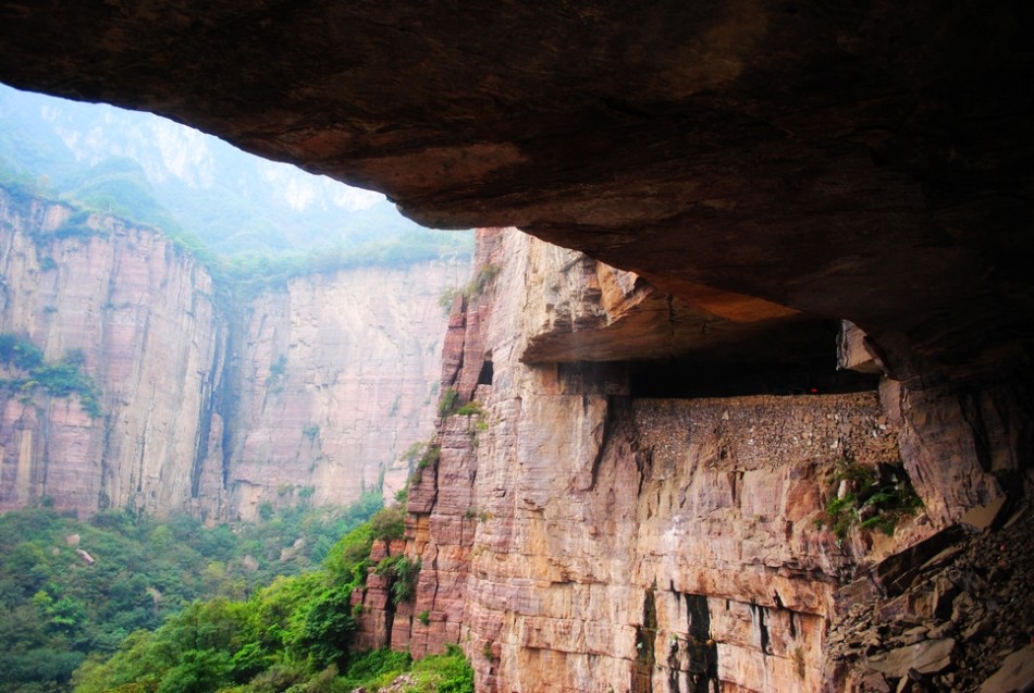 绝壁长廊 郭亮挂壁公路
