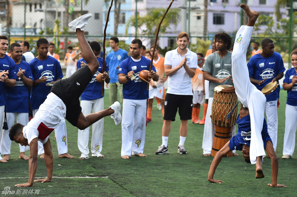英格兰与巴西少年斗舞_新浪图片_手机新浪网