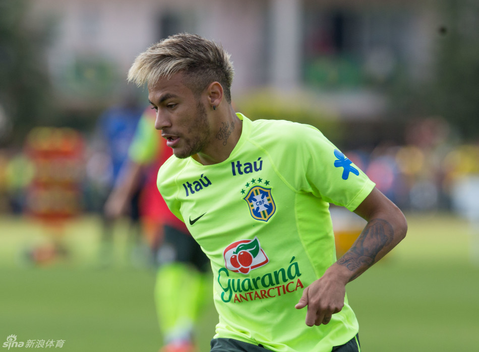 内马尔新发型特写