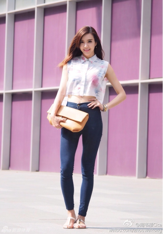名模周韦彤穿球衣助阵世界杯