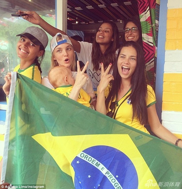 亚历山大德拉-安布罗休以及巴西超模费尔南达-莫塔等齐披巴西队战袍