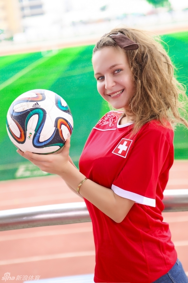 各队足球女神将按照巴西世界杯赛制进行"世界杯女神"的决选,网友可