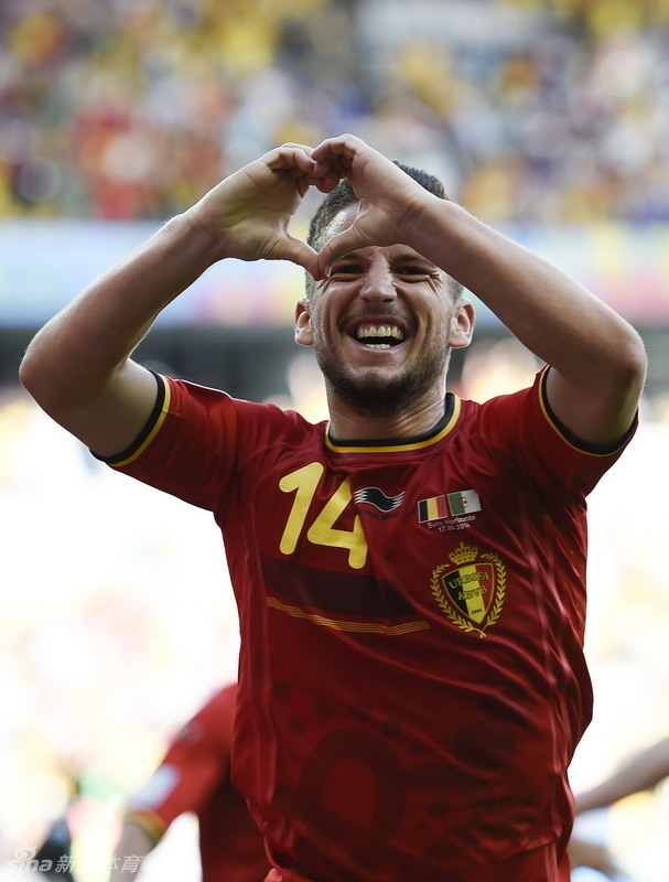 坎贝尔把球塞进球衣庆祝破门