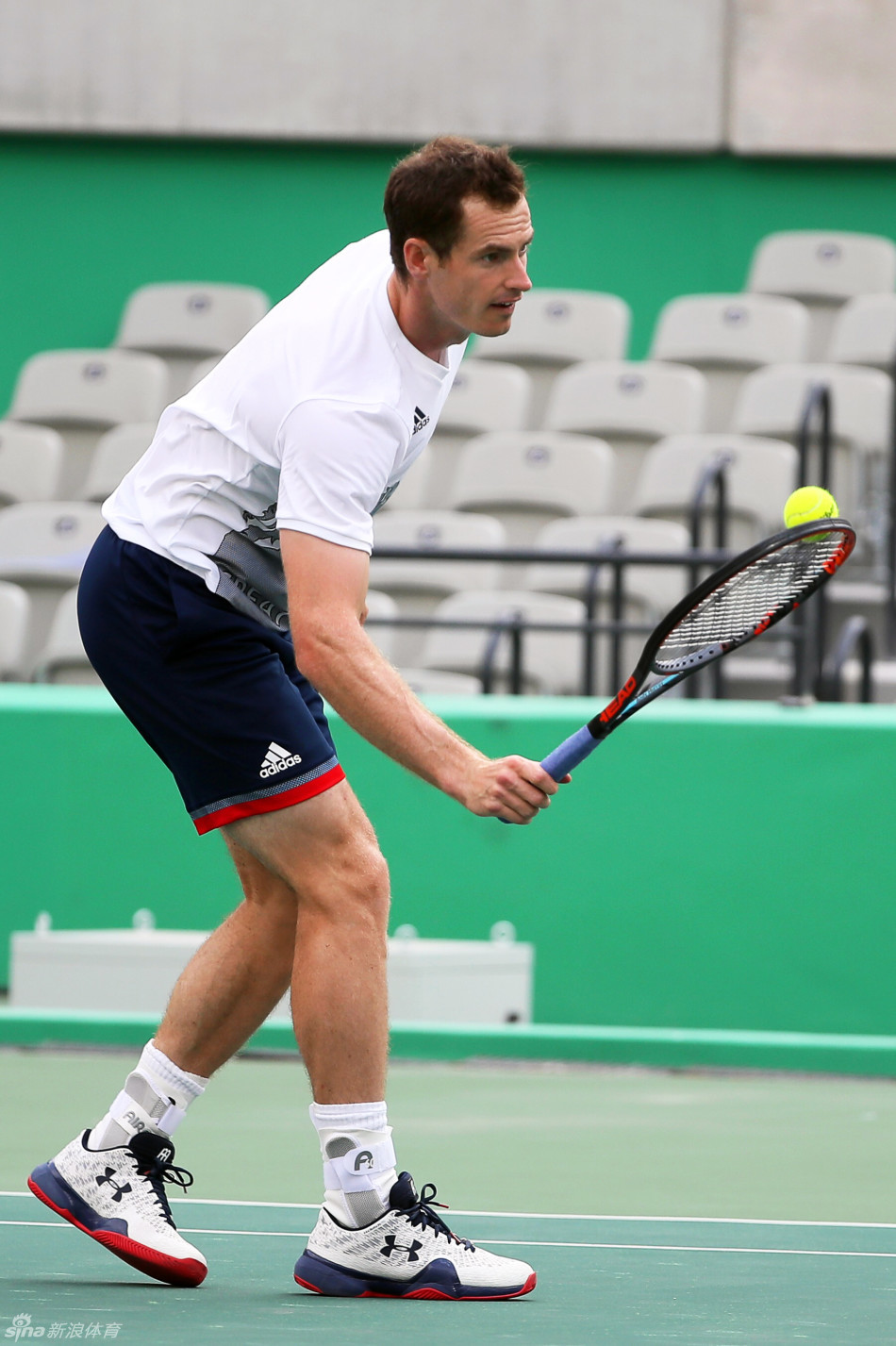 7 / 9 北京时间8月3日,穆雷训练备战里约奥运,训练期间与小德寒暄.