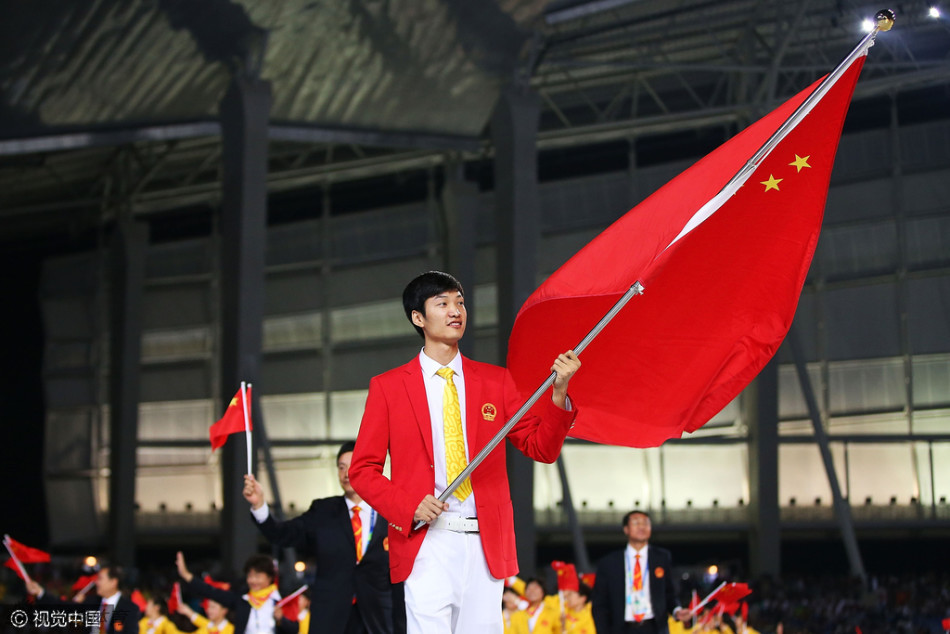 雷声在14年仁川亚运会曾担任中国旗手