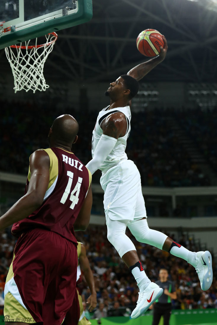 保罗乔治单臂灌篮