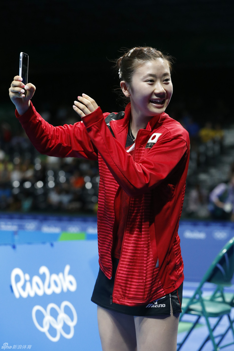 福原爱和观众自拍庆祝