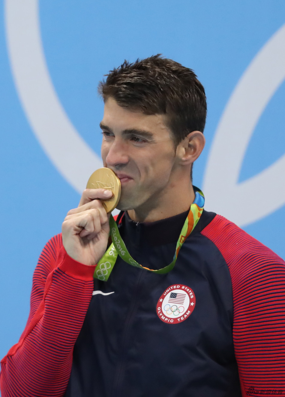 菲尔普斯亲吻金牌