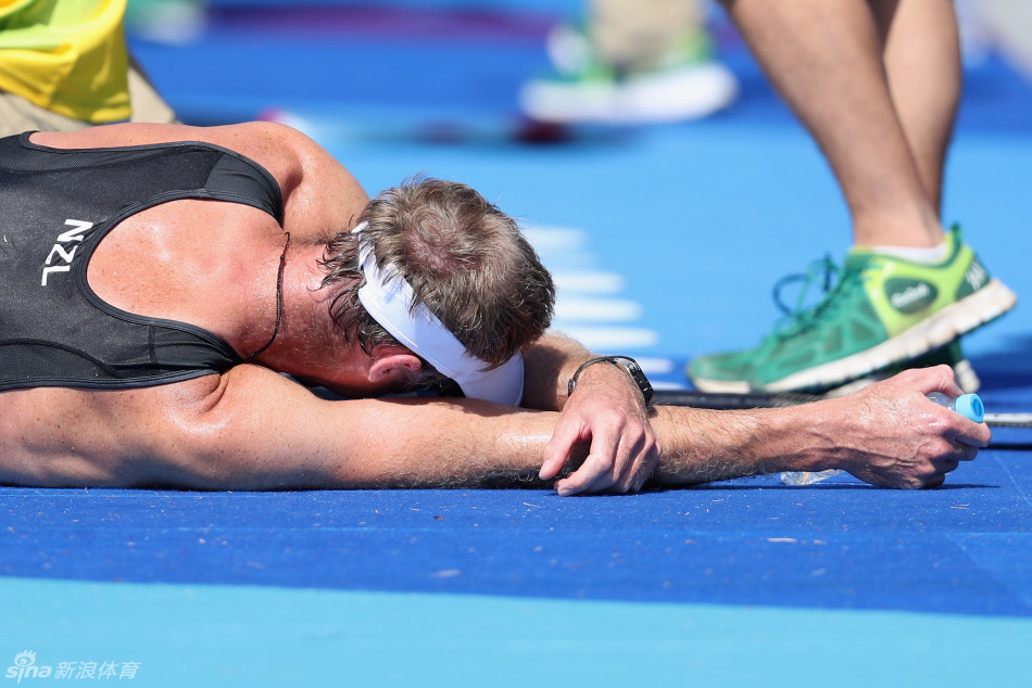 赛艇金牌得主夺冠后虚脱