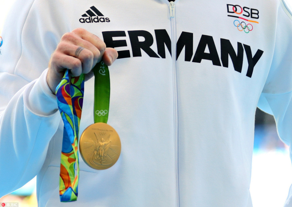 德国铁饼冠军轻佻甩动金牌遭指责_高清图集_新浪奥运_新浪网