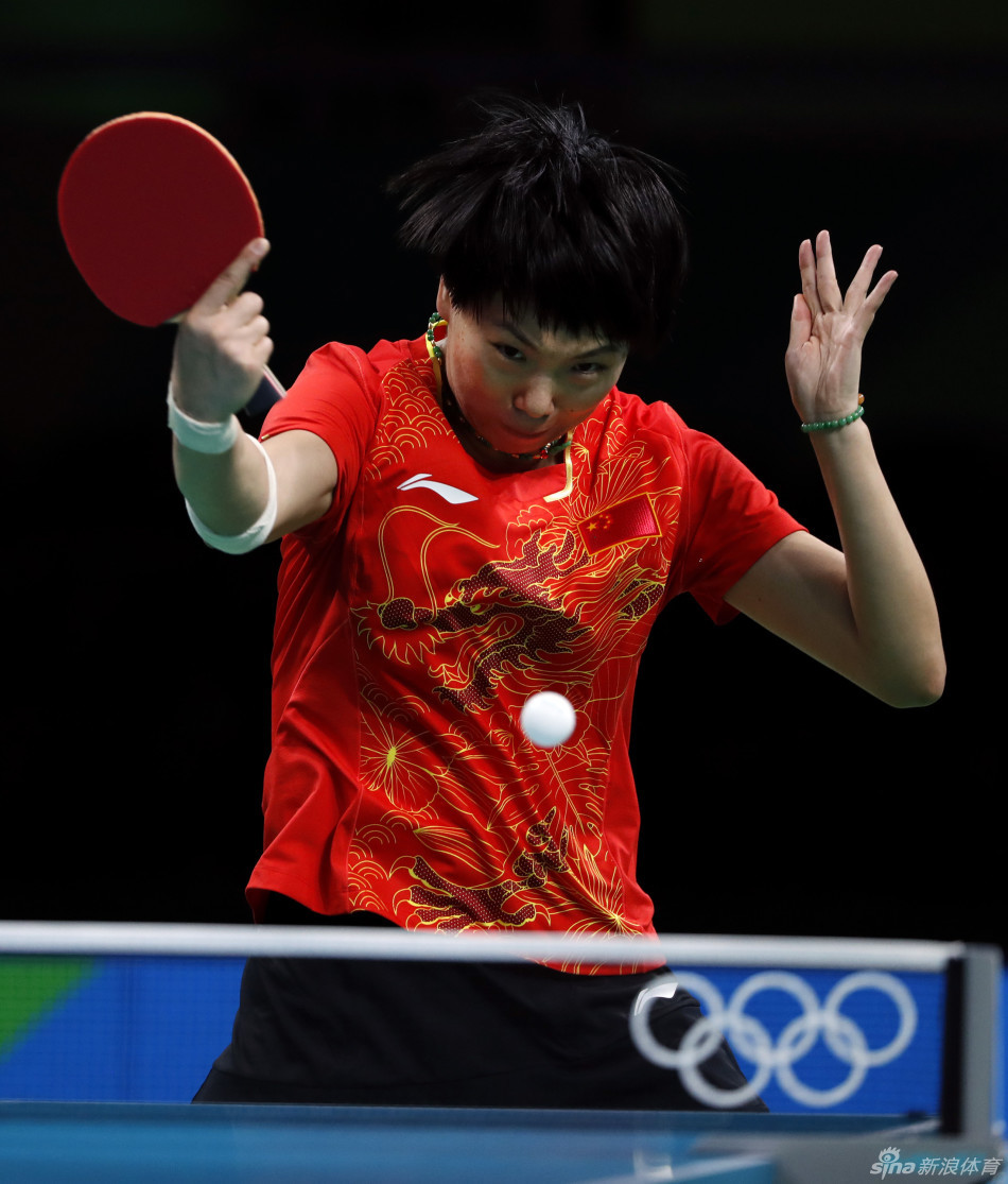 李晓霞(左)发球