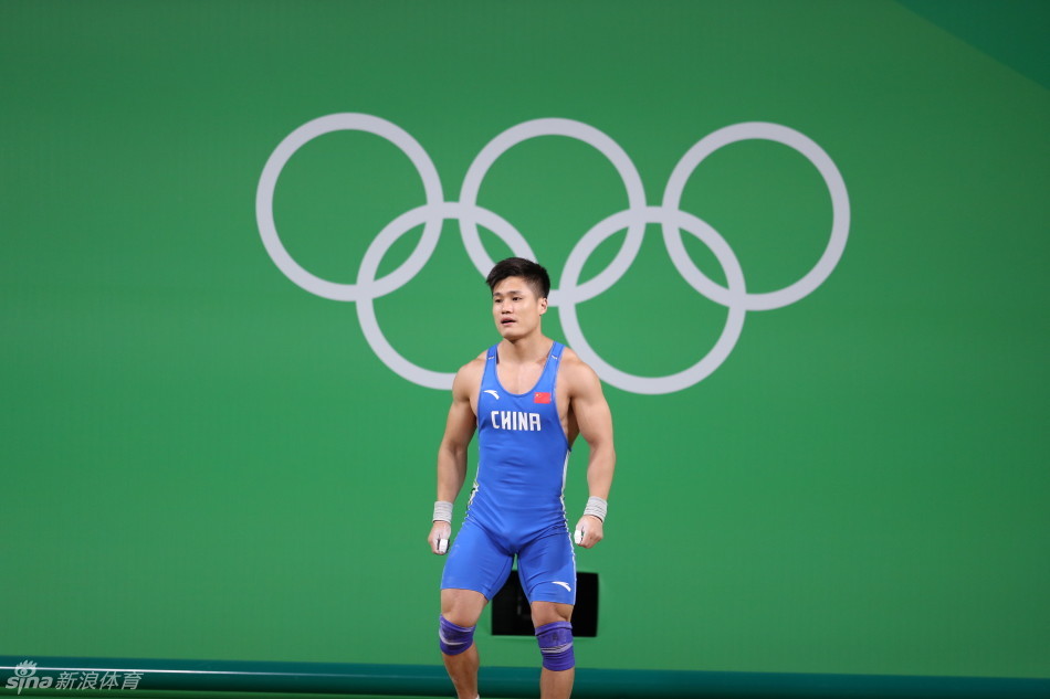 新浪直击吕小军举重77kg摘银