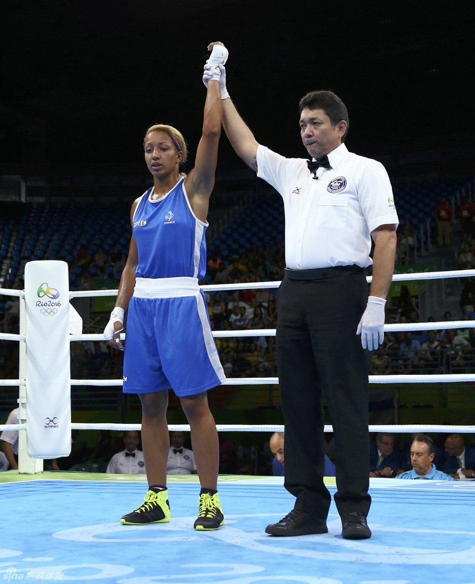 莫斯利与对手纠缠