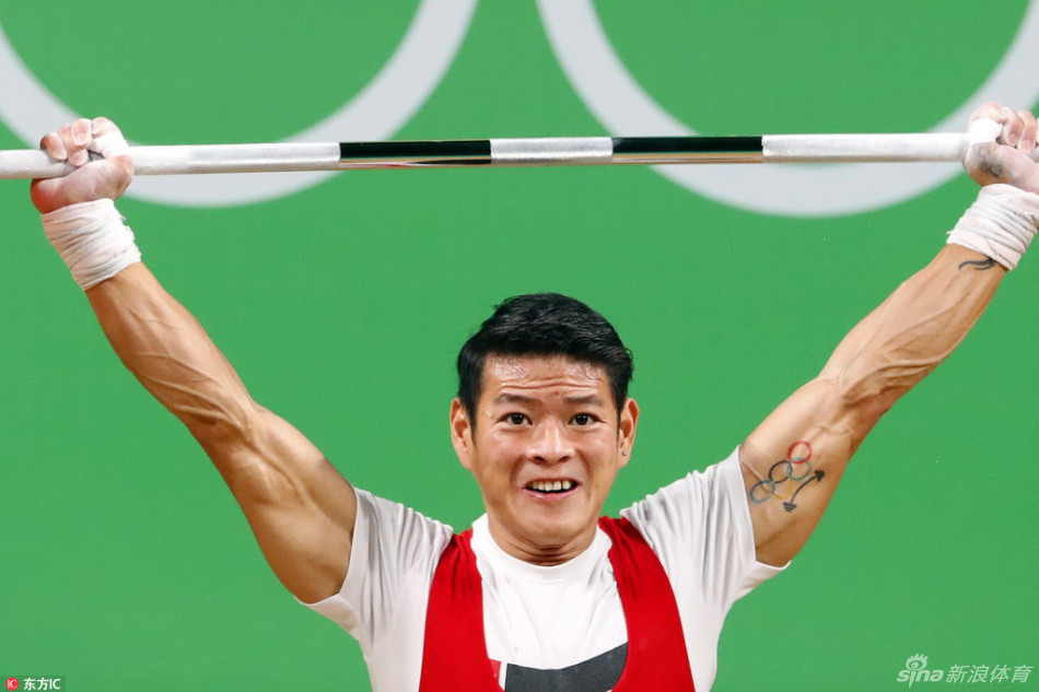 举重运动员五环纹身