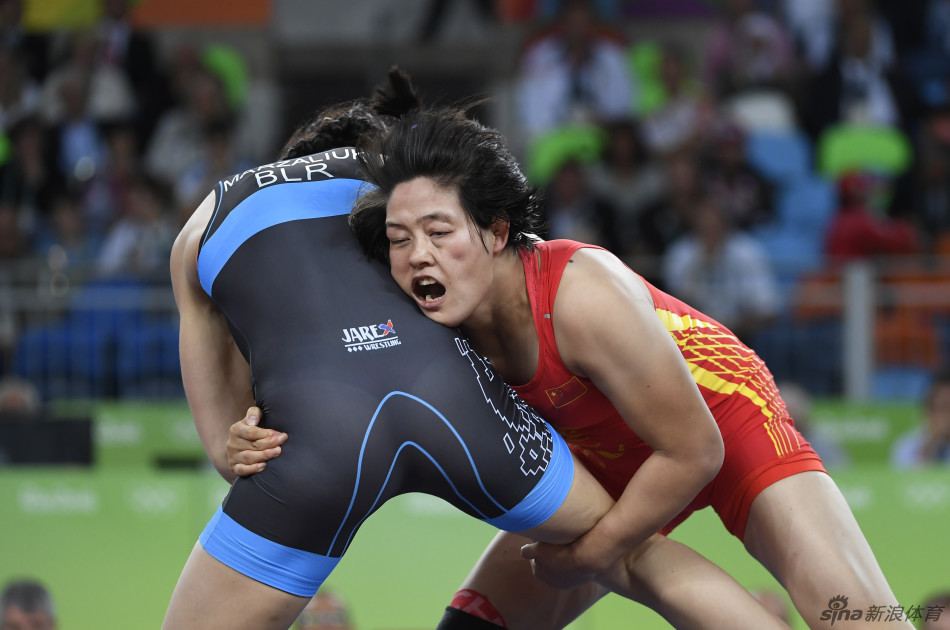 摔跤女子自由式75kg张凤柳摘铜_高清图集_新浪奥运_新浪网
