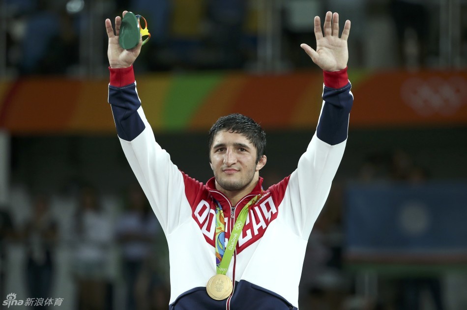 男子自由式摔跤86kg俄罗斯选手萨杜拉耶夫夺金