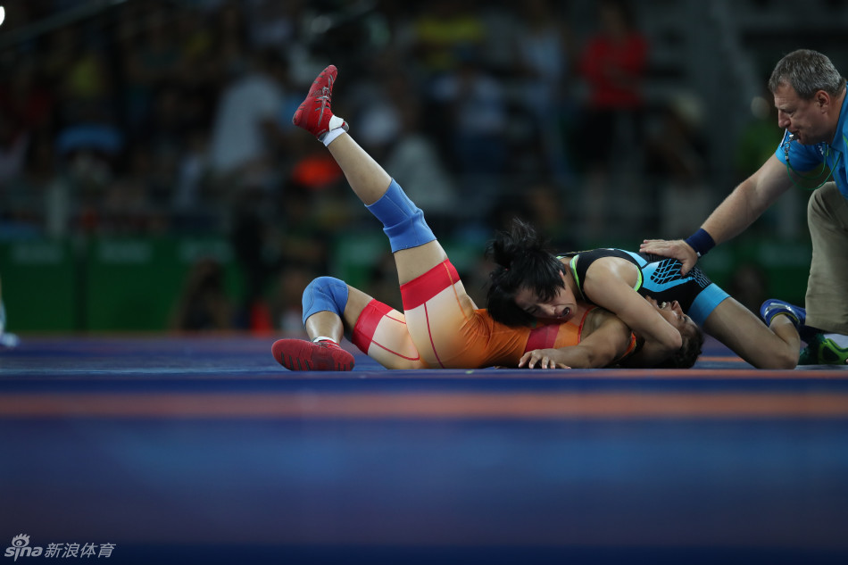 新浪直击女子摔跤中国选手晋级4强