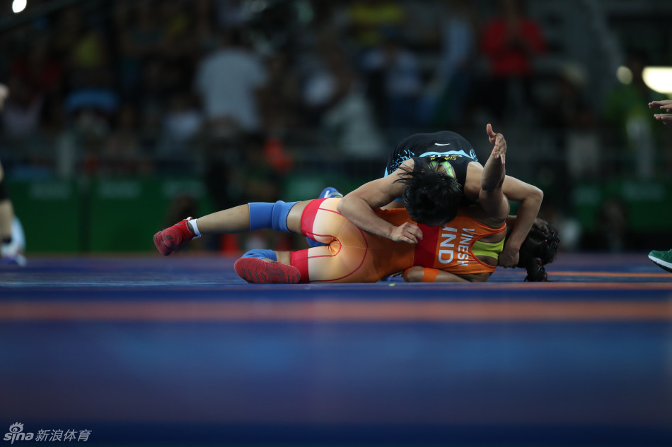新浪直击女子摔跤中国选手晋级4强