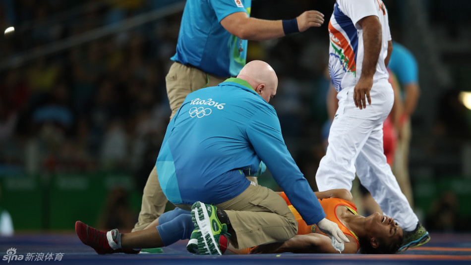 新浪直击女子摔跤中国选手晋级4强