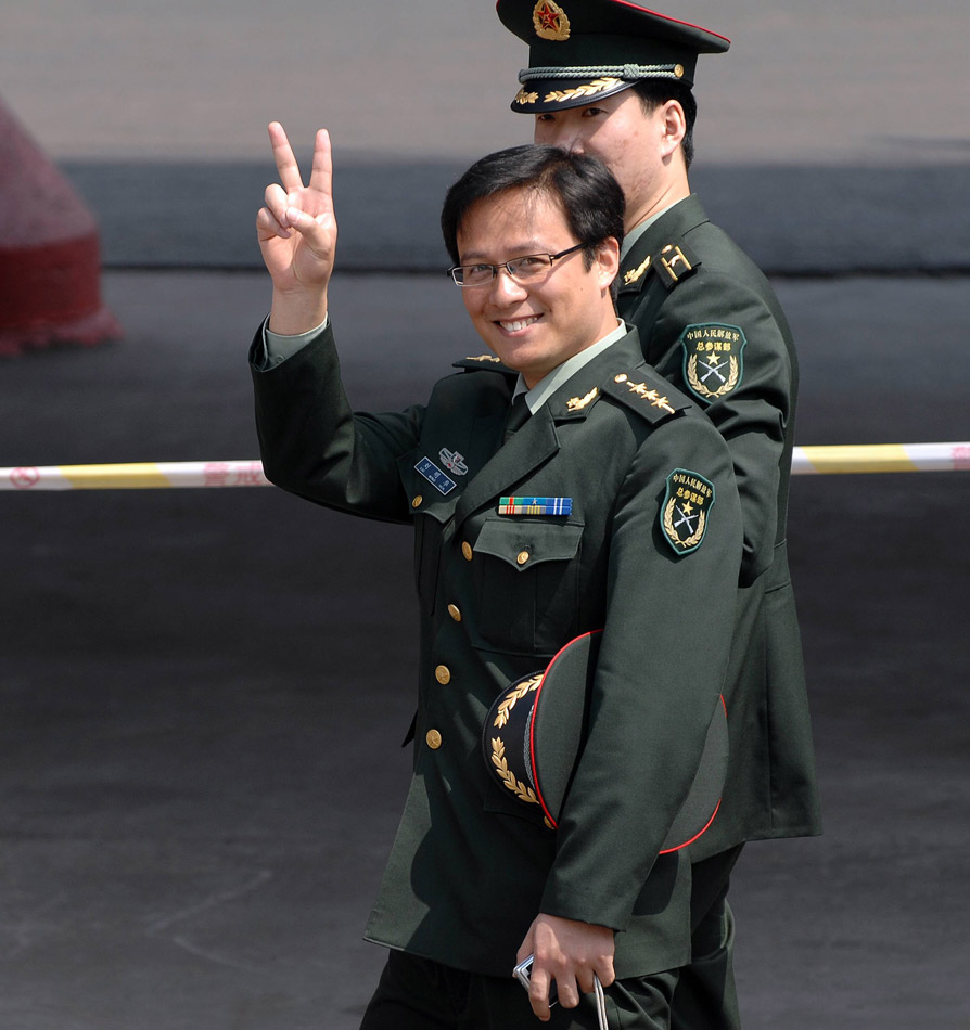 中国陆军上尉向澳军打出v形手势