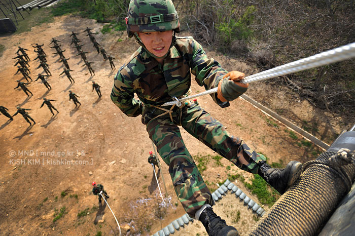 韩国士兵进行滑降训练