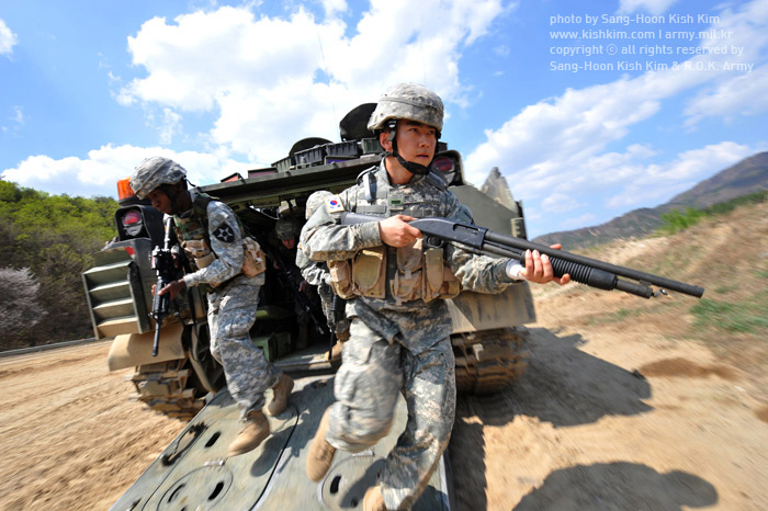 美韩士兵冲出装甲车