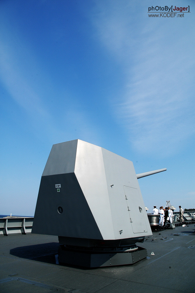 隐身设计的mk45mod4型127毫米62倍口径全自动舰炮