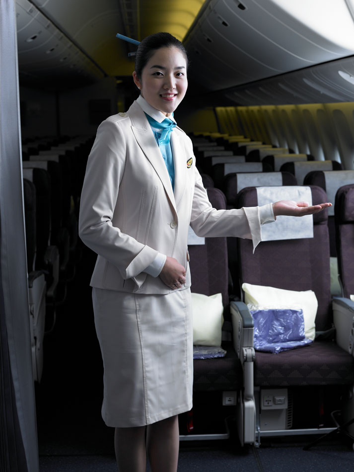 经济舱空姐引导乘客下飞机