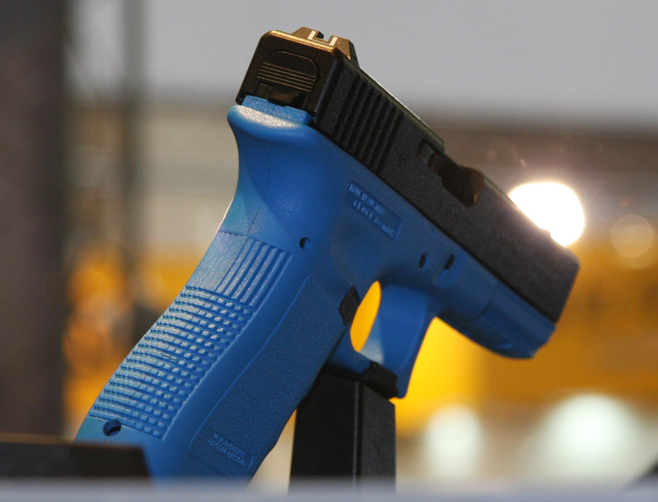 蓝色彩弹训练枪后视特写