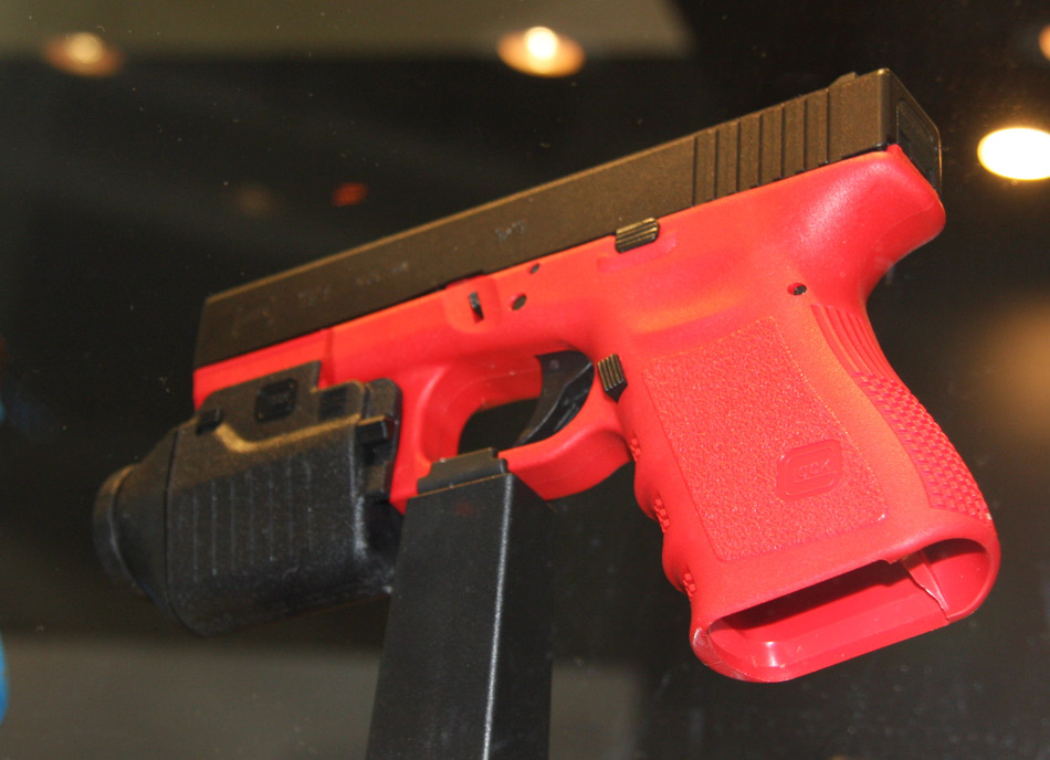 采用红色工程塑料的训练用枪