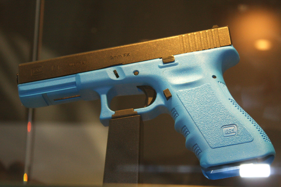 采用蓝色工程塑料的训练用枪