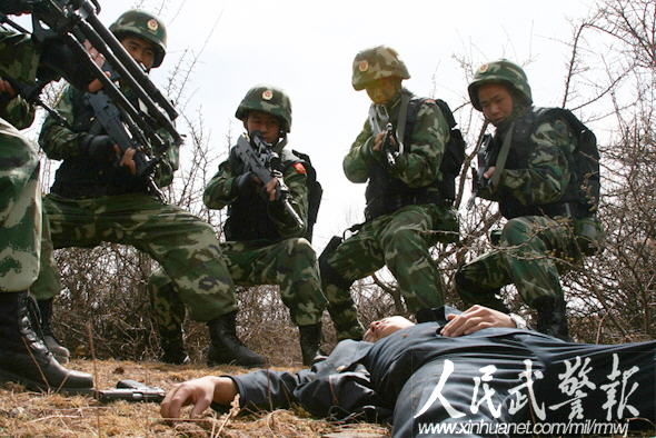 成功抓捕"犯罪嫌疑人" 图片来源:人民武警报