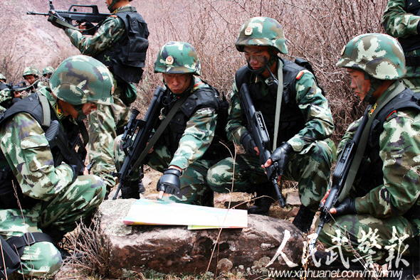 武警 警察部队 > 现场研究"犯罪嫌疑人"可能逃跑的路线 图片来源:人民