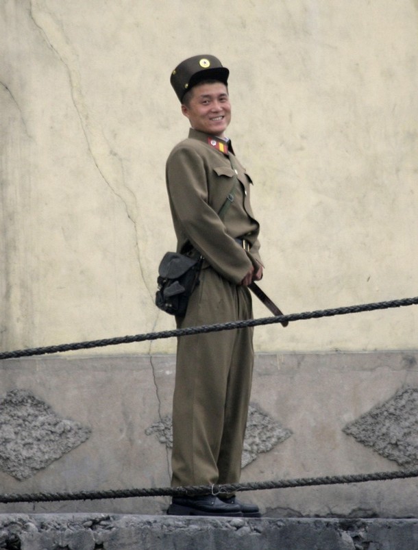 中国边境鸭绿江对面的朝鲜人民军