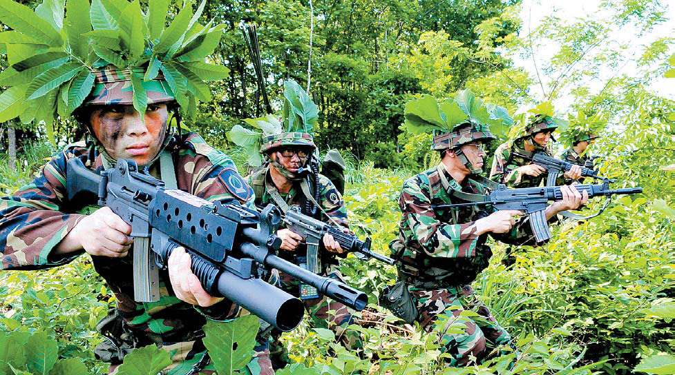 28日韩国军队侦察部队进行实战演练