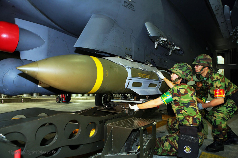 f-15k加挂slam-er精确导弹升空