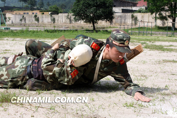 王崇斌 田胜平摄影报道:为认真贯彻落实新《军事训练与考核大纲》要求