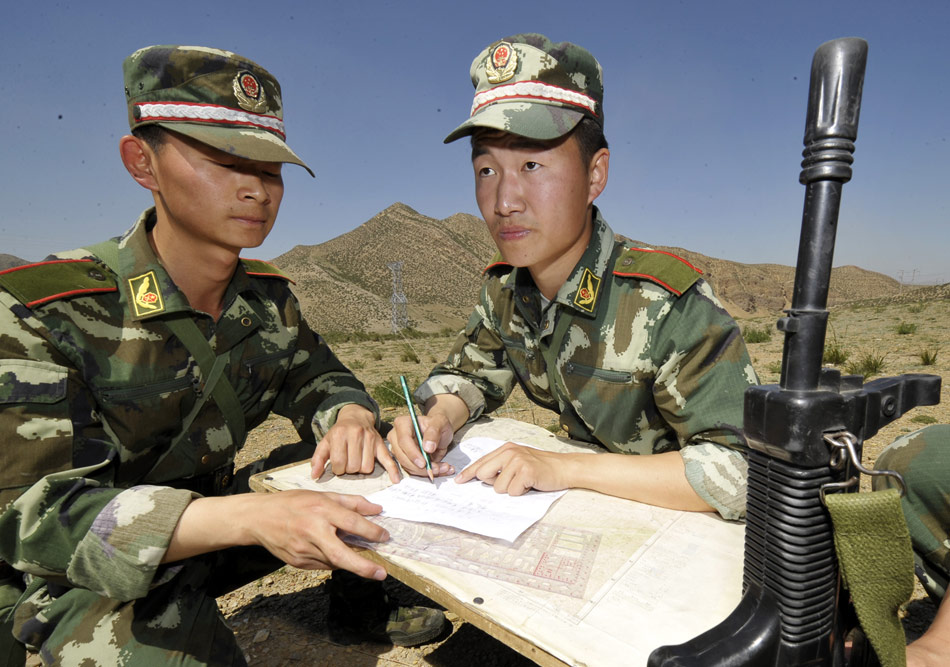 学员在进行按图行进训练.