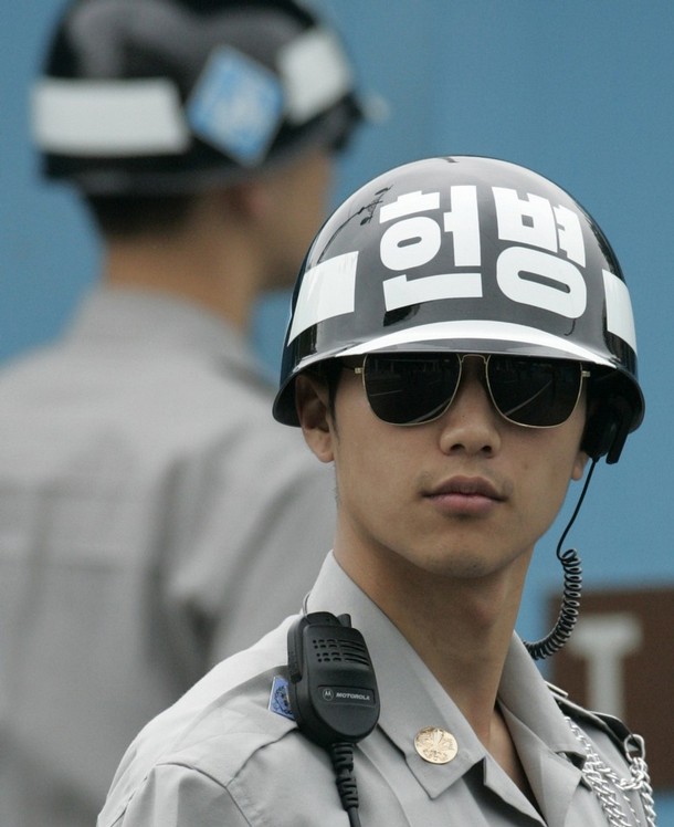 2009年6月3日,首尔以北大约55公里处,韩国士兵南北分界线板门店站岗