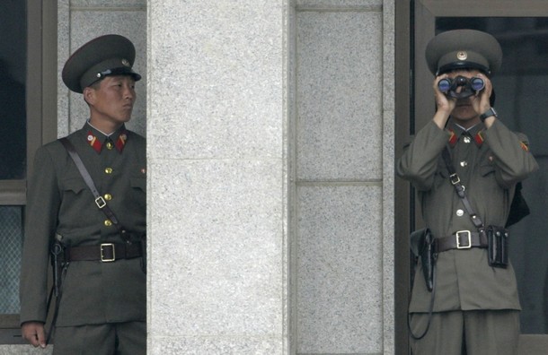 2009年6月3日,首尔以北大约55公里处,韩国士兵南北分界线板门店站岗.