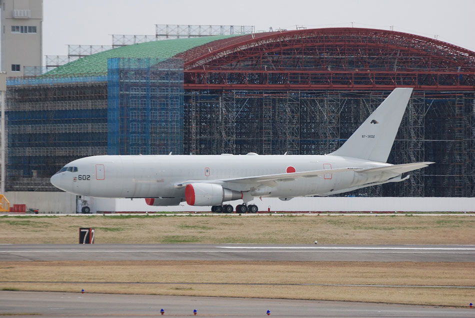 日本航空自卫队装备的首架kc-767j加油机