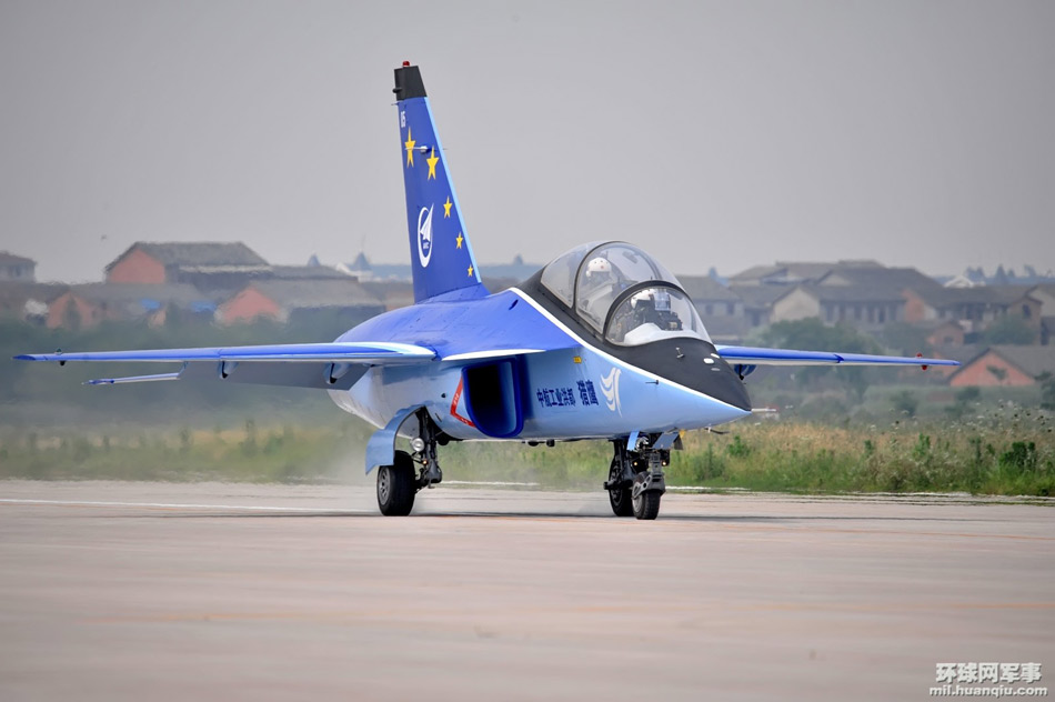 05架猎鹰l-15高教机正在滑行