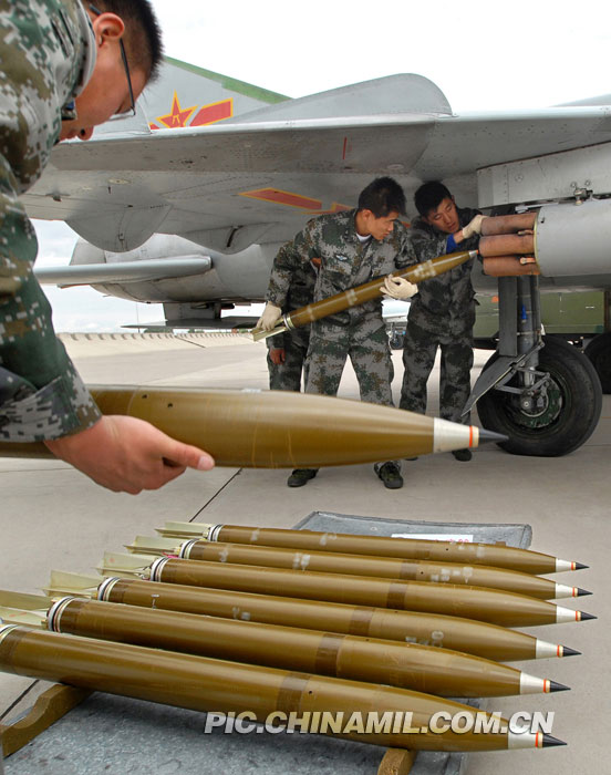 为战机装载火箭弹