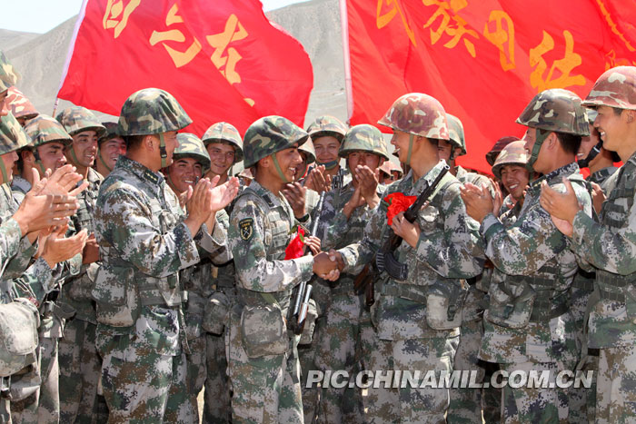 中国军网6月10日电 张志军摄影报道:在新疆军区某团有两个连队,官兵们